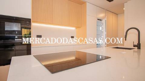 Apartamento T2, 2 lugares de garagem, arrumos...