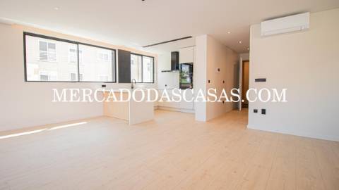 Apartamento T1, grandes áreas 
 Da autoria e...