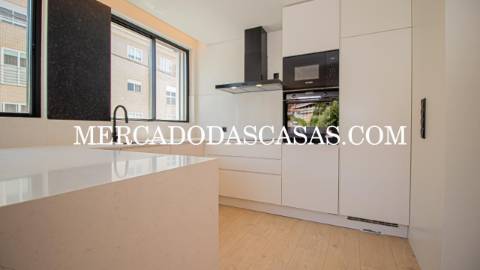 Apartamento T1, grandes áreas 
 Da autoria e...