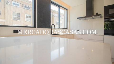 Apartamento T1, grandes áreas 
 Da autoria e...