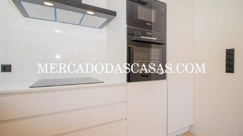 Apartamento T1, grandes áreas 
 Da autoria e...