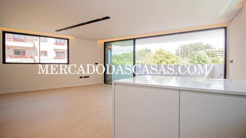 Apartamento T1, grandes áreas 
 Da autoria e...