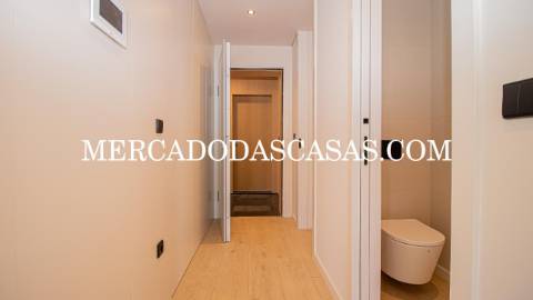 Apartamento T1, grandes áreas 
 Da autoria e...