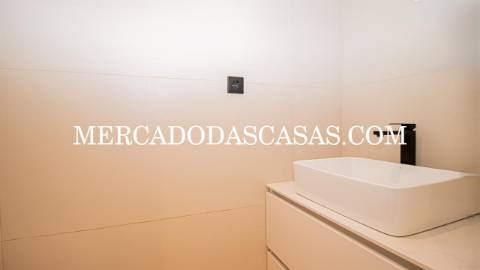 Apartamento T1, grandes áreas 
 Da autoria e...