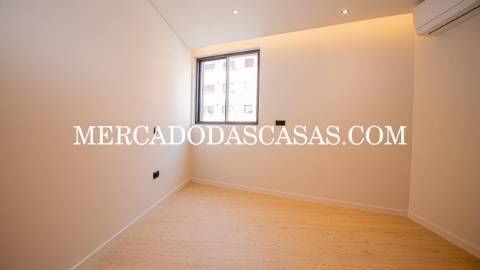 Apartamento T1, grandes áreas 
 Da autoria e...
