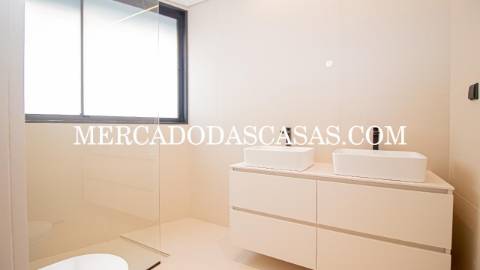 Apartamento T1, grandes áreas 
 Da autoria e...