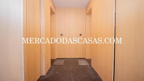 Apartamento T1, grandes áreas 
 Da autoria e...