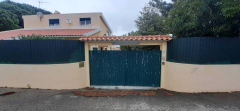Quinta com moradia T3 e com piscina na Terrugem
