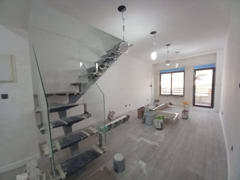 Apartamento Duplex T3 em fase final de renovação na Costa da Caparica a 300 metros das praias
