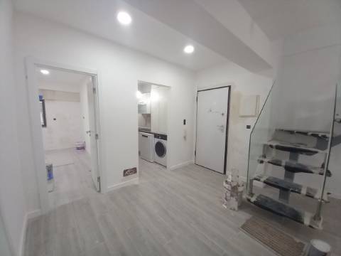 Apartamento Duplex T3 em fase final de renovação na Costa da Caparica a 300 metros das praias