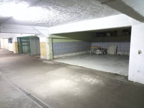 Apartamento Duplex T3 em fase final de renovação na Costa da Caparica a 300 metros das praias