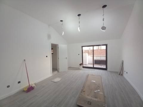 Apartamento Duplex T3 em fase final de renovação na Costa da Caparica a 300 metros das praias