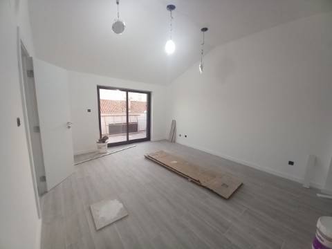 Apartamento Duplex T3 em fase final de renovação na Costa da Caparica a 300 metros das praias