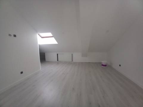 Apartamento Duplex T3 em fase final de renovação na Costa da Caparica a 300 metros das praias