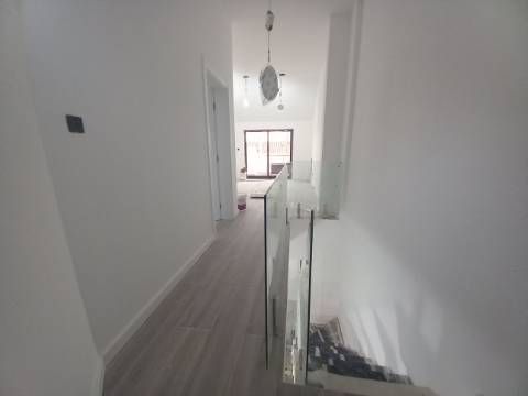 Apartamento Duplex T3 em fase final de renovação na Costa da Caparica a 300 metros das praias