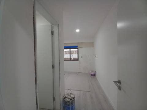 Apartamento Duplex T3 em fase final de renovação na Costa da Caparica a 300 metros das praias