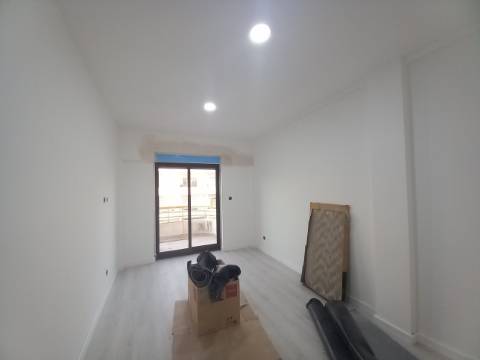 Apartamento Duplex T3 em fase final de renovação na Costa da Caparica a 300 metros das praias