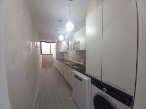Apartamento Duplex T3 em fase final de renovação na Costa da Caparica a 300 metros das praias