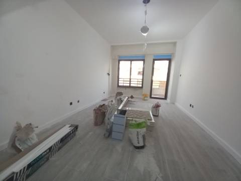 Apartamento Duplex T3 em fase final de renovação na Costa da Caparica a 300 metros das praias