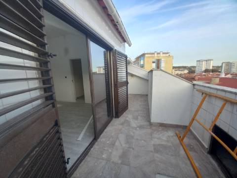 Apartamento Duplex T3 em fase final de renovação na Costa da Caparica a 300 metros das praias