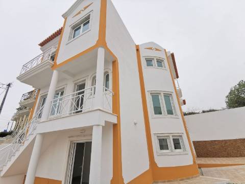 Moradia geminada T4 Remodelada na Bela Vila da Ericeira
