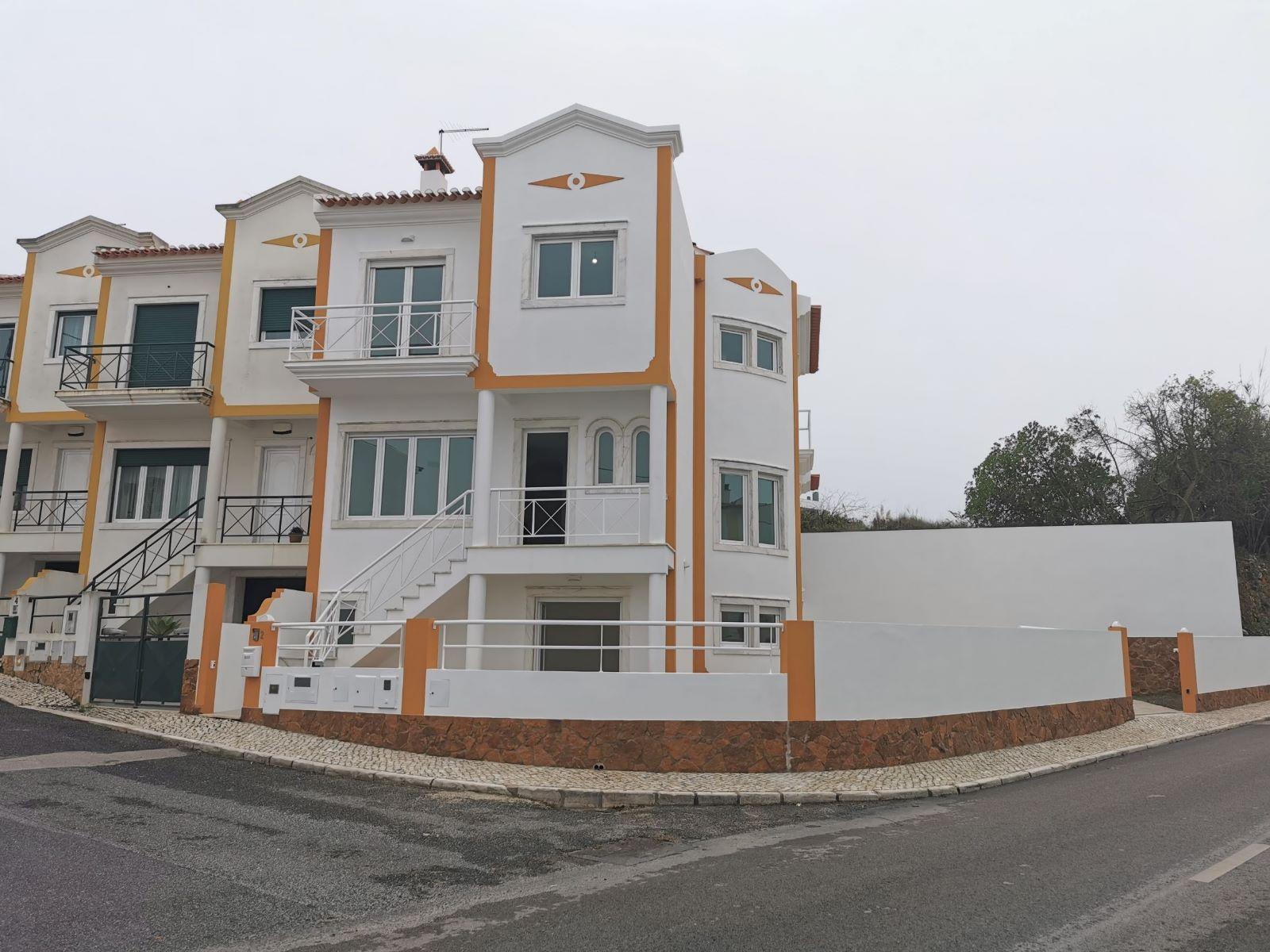 Moradia geminada T4 Remodelada na Bela Vila da Ericeira