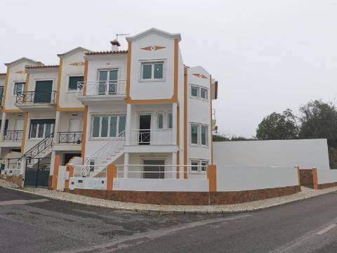 Moradia geminada T4 Remodelada na Bela Vila da Ericeira