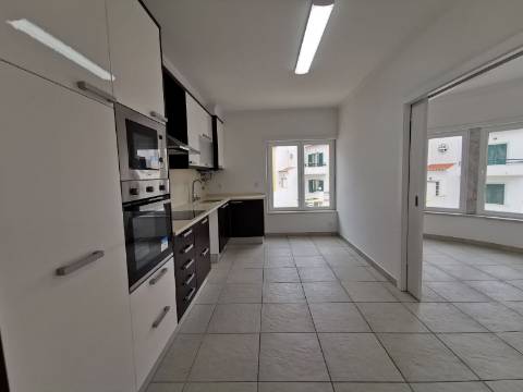 Moradia geminada T4 Remodelada na Bela Vila da Ericeira