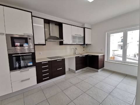 Moradia geminada T4 Remodelada na Bela Vila da Ericeira