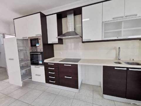 Moradia geminada T4 Remodelada na Bela Vila da Ericeira
