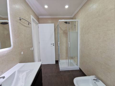 Moradia geminada T4 Remodelada na Bela Vila da Ericeira