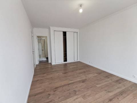 Moradia geminada T4 Remodelada na Bela Vila da Ericeira