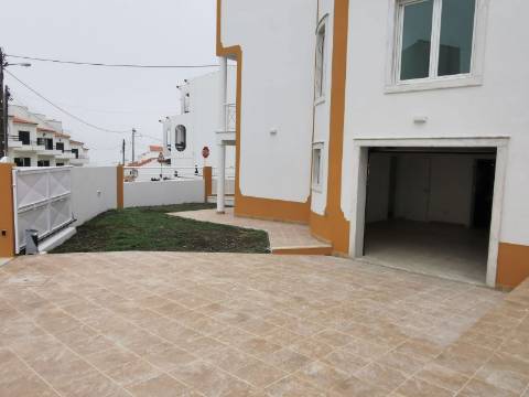Moradia geminada T4 Remodelada na Bela Vila da Ericeira