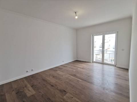 Moradia geminada T4 Remodelada na Bela Vila da Ericeira