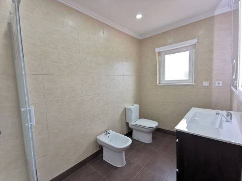 Moradia geminada T4 Remodelada na Bela Vila da Ericeira