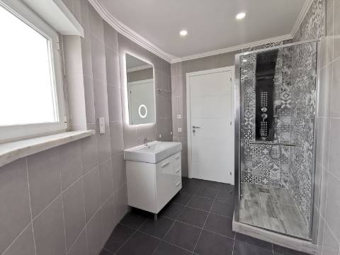 Moradia geminada T4 Remodelada na Bela Vila da Ericeira