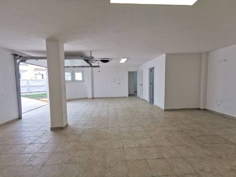Moradia geminada T4 Remodelada na Bela Vila da Ericeira