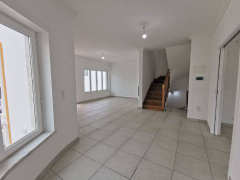 Moradia geminada T4 Remodelada na Bela Vila da Ericeira