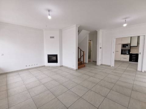Moradia geminada T4 Remodelada na Bela Vila da Ericeira