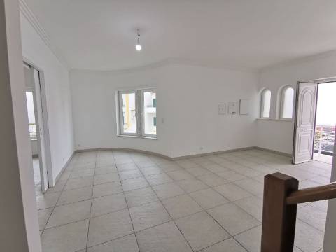 Moradia geminada T4 Remodelada na Bela Vila da Ericeira