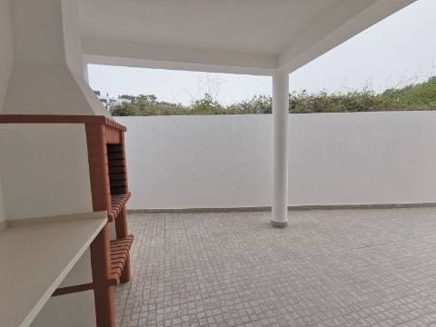 Moradia geminada T4 Remodelada na Bela Vila da Ericeira