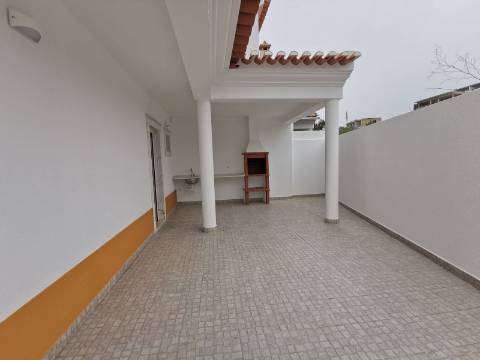 Moradia geminada T4 Remodelada na Bela Vila da Ericeira
