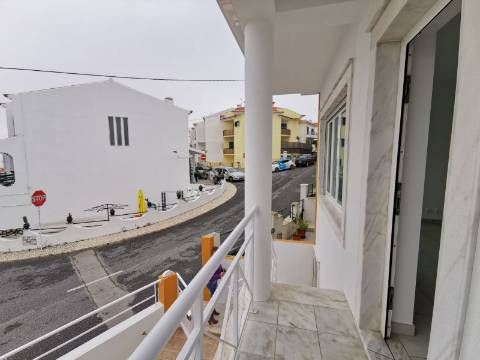 Moradia geminada T4 Remodelada na Bela Vila da Ericeira
