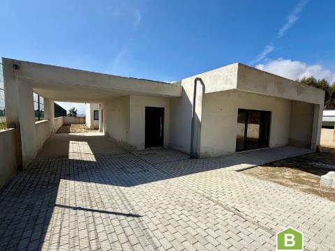 Moradia T4 individual com espaço de jardim - Rio Maior