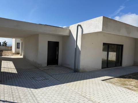 Moradia T4 individual com espaço de jardim - Rio Maior