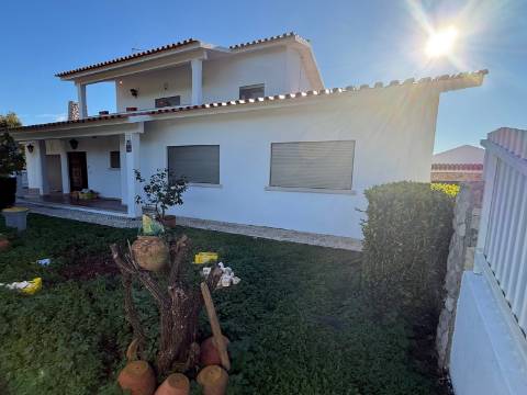 Moradia individual com anexos, piscina, armazéns e terreno - Landal