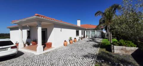 MAGNIFICA MORADIA DE 5 QUARTOS COM VISTAS SOBRE CAMPO E MAR