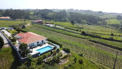 MAGNIFICA MORADIA DE 5 QUARTOS COM VISTAS SOBRE CAMPO E MAR