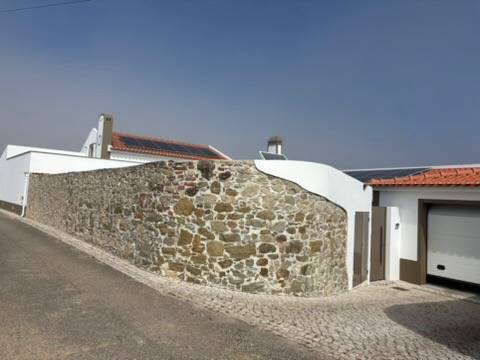 Moradia T3 com Piscina e Vista Panorâmica sobre a Serra do Bouro