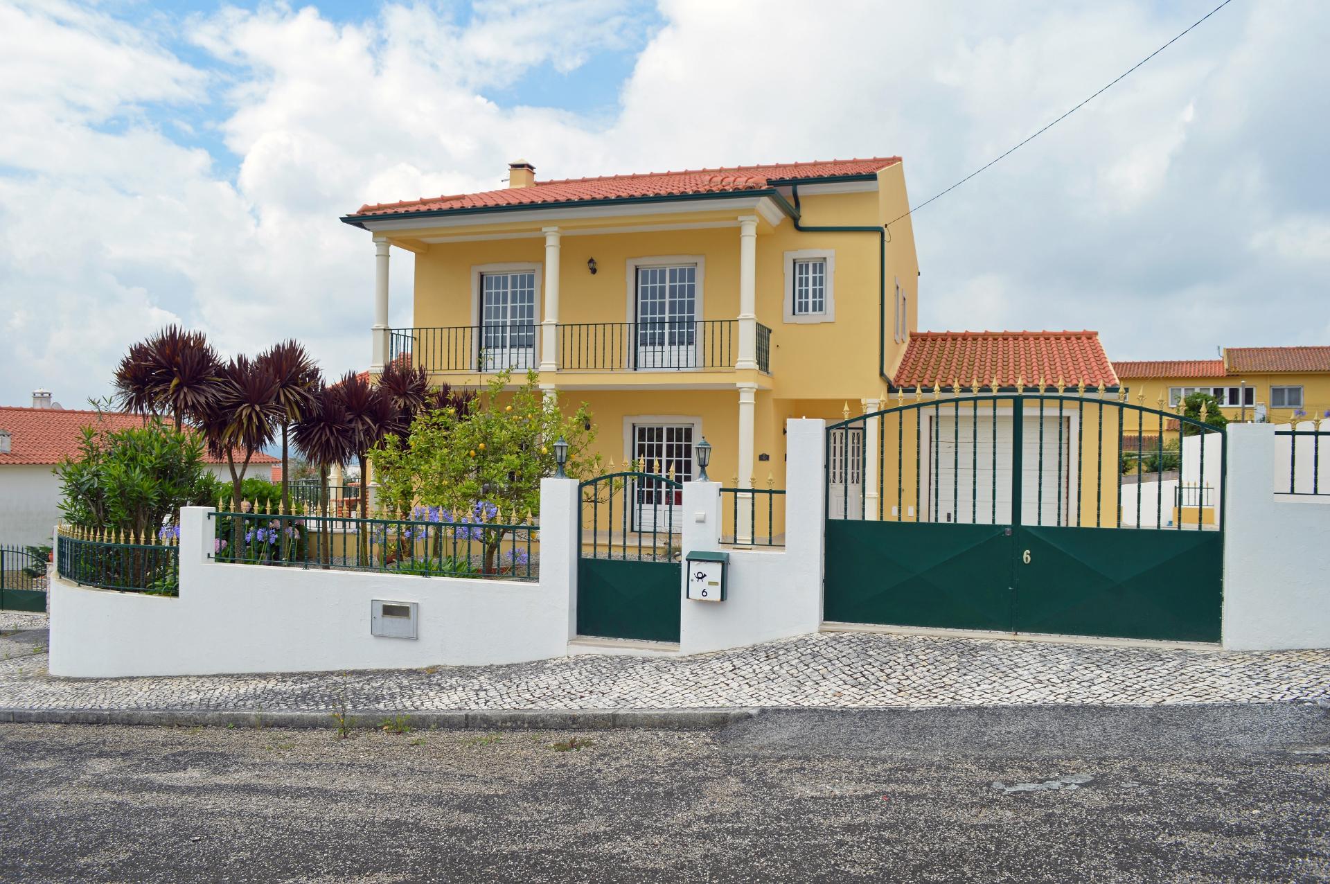 MORADIA TRADICIONAL PORTUGUESA DE 4 QUARTOS COM PISCINA AQUECIDA PERTO DE OBIDOS